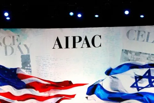 علم الولايات المتحدة وعلم إسرائيل يتوسطهما شعار AIPAC، مع خلفية تشير إلى دور اللجنة في السياسة الأمريكية والدعم الإسرائيلي.