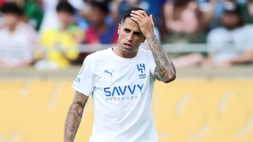 جواو كانسيلو لاعب الهلال البرتغالي يرتدي زي الفريق الأبيض خلال مباراة، مع تعبير يظهر التفكير أو القلق.