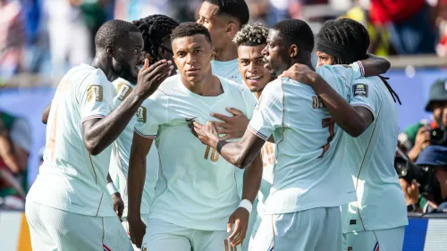 كيليان مبابي وزملاؤه في المنتخب الفرنسي لكرة القدم يحتفلون بهدف خلال مباراة كأس العالم، مع التركيز على دور مبابي كقائد وهداف الفريق.