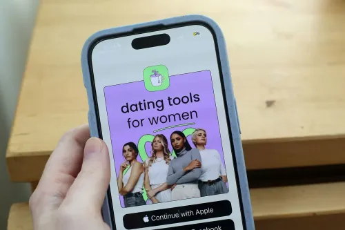 تطبيق Tea Dating Advice يظهر على شاشة هاتف ذكي، مع تصميم يجذب النساء ويعزز أدوات المواعدة الآمنة، وسط مخاوف من الخصوصية.
