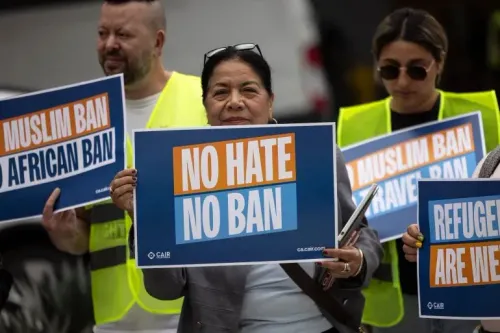 متظاهرون يحملون لافتات تعبر عن معارضتهم لحظر السفر، مع شعارات مثل "لا كراهية لا حظر" و"حظر المسلمين".