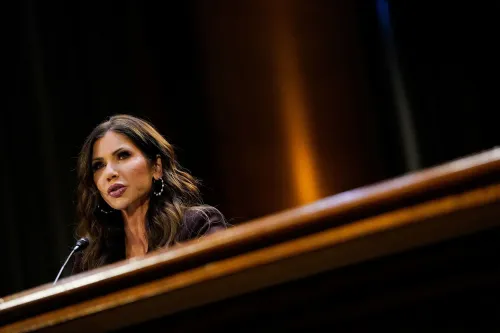 كريستي نويم تتحدث في جلسة استماع، مع التركيز على شهادتها حول حملة إعلانات وزارة الأمن الداخلي التي تتعلق بالرئيس ترامب.