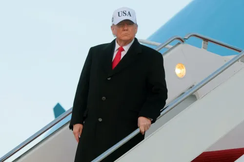 ترامب ينزل من الطائرة مرتديًا قبعة تحمل شعار "الولايات المتحدة الأمريكية"، مع تعبير جاد، في سياق تصريحاته حول غرينلاند.