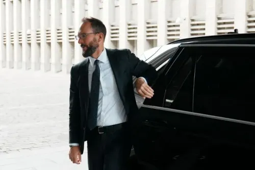 دبلوماسي أمريكي يخرج من سيارة في كوبنهاغن، بعد استدعائه من قبل وزارة الخارجية الدنماركية لمناقشة تقارير عن تدخلات في شؤون غرينلاند.