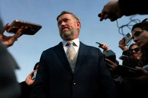 سيناتور إنديانا جين ليسينغ يتحدث مع الصحفيين، مع وجود هواتف محمولة تسجل الحوار، معبرة عن معارضتها لسياسات ترامب.