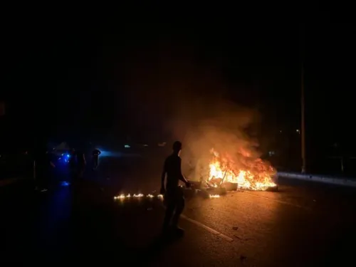 محتجون في بيروت يشعلون النيران في الإطارات خلال مظاهرة ضد الاتفاق الإسرائيلي اللبناني، مع تصاعد التوترات السياسية.