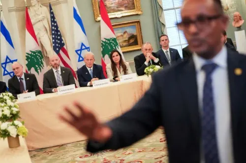 اجتماع دبلوماسي في واشنطن بين ممثلين عن إسرائيل ولبنان والولايات المتحدة، حيث تظهر أعلام الدول المشاركة، وسط مناقشات حول وقف إطلاق النار.