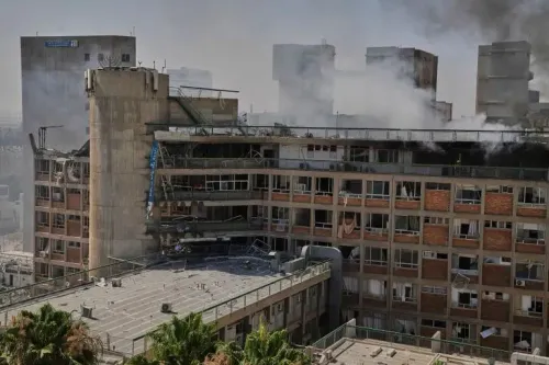 دخان يتصاعد من مستشفى سوروكا في بئر السبع بعد الهجمات الإيرانية، مع أضرار واضحة في المبنى وتأثيرات على المرضى.