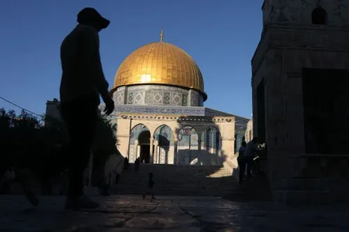 المسجد الأقصى في القدس مع ظل شخص يمشي، في سياق حظر دخول المفتي محمد حسين بعد خطبة الجمعة بسبب التوترات الإسرائيلية الفلسطينية.