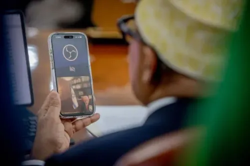 رئيس أرض الصومال عبد الرحمن محمد عبد الله يتحدث عبر الفيديو مع رئيس الوزراء الإسرائيلي بنيامين نتنياهو، مع التركيز على تعزيز العلاقات الدبلوماسية.