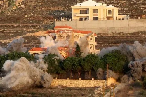 تظهر الصورة انفجاراً في منطقة سكنية في لبنان، حيث تتصاعد سحب من الغبار نتيجة الهجمات الإسرائيلية على أهداف لحزب الله.