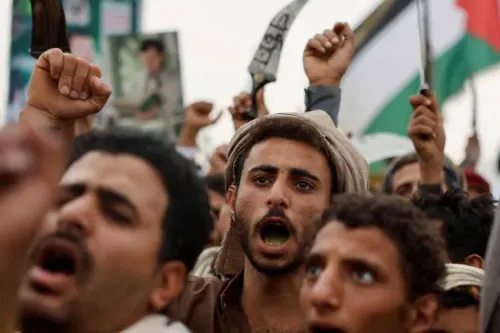 محتجون يمنيون يرفعون الأعلام ويهتفون دعماً لفلسطين، في تظاهرة تعبر عن التضامن مع غزة وسط تصاعد التوترات الإسرائيلية.