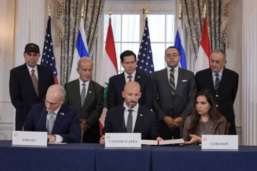 توقيع اتفاقية بين ممثلين عن إسرائيل ولبنان والولايات المتحدة في واشنطن، بحضور شخصيات سياسية، لإنهاء النزاع في المنطقة.