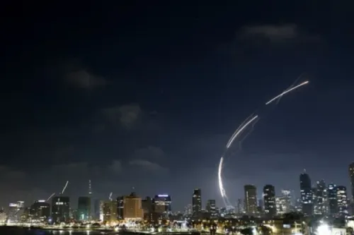 شعار "أخبار عاجلة" لقناة الجزيرة، مع خلفية بيضاء، يعكس التوترات المتزايدة في المنطقة بعد الانفجارات في طهران.