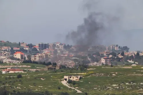 تصاعد الدخان فوق المنازل في جنوب لبنان بعد غارة جوية إسرائيلية، في ظل استمرار التوترات العسكرية بين الجيش الإسرائيلي وHezbollah.