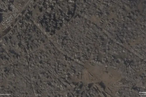 صورة للأقمار الصناعية تظهر الدمار الواسع في غزة، مع تدمير المباني والبنية التحتية المدنية بعد وقف إطلاق النار.