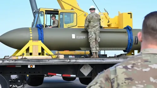 قنبلة GBU-57A/B Massive Ordnance Penetrator تُحمل على شاحنة، مع جنود يرتدون زي الجيش الأمريكي، في إطار الاستعدادات العسكرية.