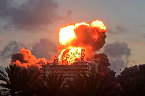 انفجار ضخم في منطقة سكنية، مع تصاعد الدخان والنيران، نتيجة غارة إسرائيلية على مبنى في لبنان، مما يعكس تصعيد الأعمال العسكرية.