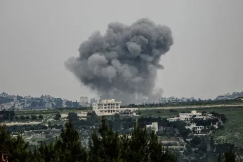 سحابة من الدخان الكثيف تتصاعد فوق منطقة في جنوب لبنان، بعد غارات جوية إسرائيلية، مما يعكس تصعيد النزاع المستمر.