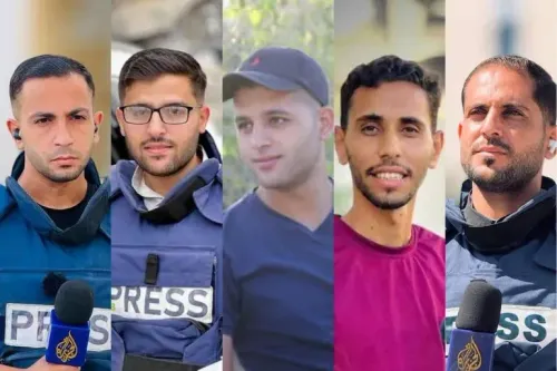تجمع خمسة صحفيين من قناة الجزيرة، يرتدون سترات تحمل علامة "صحافة"، في صورة توثق لحظاتهم قبل استهدافهم في غارة إسرائيلية على غزة.