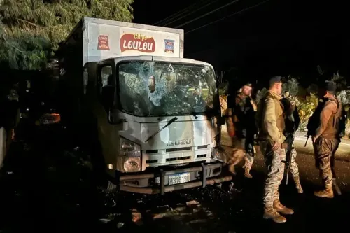 شاحنة تحمل علامة "شيبس لولو" متضررة، محاطة بعناصر من الجيش اللبناني، في موقع حادث ليلي يعكس التوترات الأمنية في لبنان.
