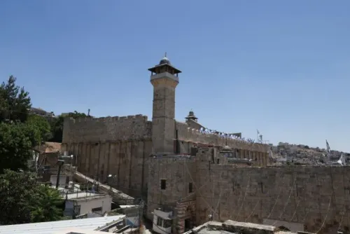 المسجد الإبراهيمي في الخليل، مع مئذنته التاريخية، يُعتبر موقعًا دينيًا مهمًا ويشهد توترات سياسية متزايدة بعد قرار إسرائيل نقل صلاحيات التخطيط إليه.
