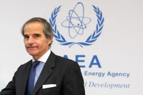رئيس الوكالة الدولية للطاقة الذرية، رافائيل غروسي، يتحدث أمام شعار الوكالة، مشيرًا إلى المخاطر المحتملة من الهجمات على المنشآت النووية الإيرانية.