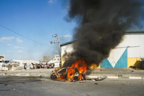 مركبة مشتعلة في مخيم المغازي بقطاع غزة، بعد استهدافها من طائرة مسيّرة إسرائيلية، مما أسفر عن مقتل 3 عناصر من الشرطة.
