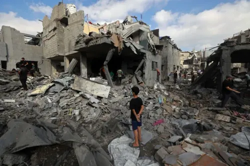 طفل فلسطيني يقف وسط أنقاض مبانٍ مدمرة في قطاع غزة بعد الضربات الإسرائيلية المستمرة رغم اتفاق وقف إطلاق النار.