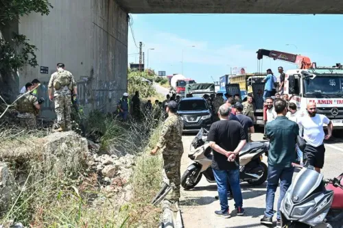 تجمع عدد من الأشخاص، بينهم عسكريون، تحت جسر في لبنان بعد الهجمات الإسرائيلية، مما يعكس حالة من الفوضى والقلق في المنطقة.