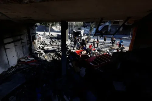 دمار واسع في مبنى سكني بغزة جراء غارة إسرائيلية وسط استمرار انتهاكات وقف إطلاق النار وتصاعد الهجمات الجوية.