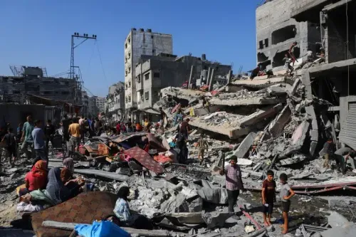دمار هائل في مدينة غزة بعد القصف الإسرائيلي، حيث يتجمع النازحون بين الأنقاض بحثًا عن مأوى وأمان.