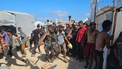 حشود من الفلسطينيين الناجين من الهجمات الإسرائيلية في رفح، يتجمعون في موقع مؤسسة غزة الإنسانية للحصول على المساعدات الغذائية.