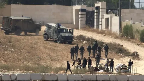 جنود إسرائيليون ومستوطِنون يحاصرون منزلًا فلسطينيًا في قرية قصرة بالضفة الغربية ضمن تصاعد الاستيطان والاعتداءات.