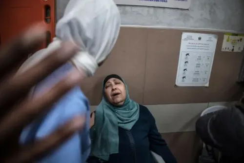 امرأة فلسطينية في مستشفى، تعبر عن حزنها الشديد بعد فقدان أحد أفراد عائلتها في الهجمات الإسرائيلية المتواصلة.