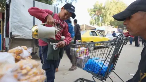 شاب فلسطيني يُدعى محمد عاشور، يبيع القهوة في شوارع غزة، مُعيلًا أسرته بعد فقدان والده في الحرب.