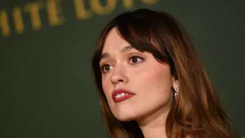 إيمي لو وود تتحدث عن مظهرها الفريد وتأثيره على مسيرتها الفنية، مع التركيز على أسنانها الفاصلة التي أثارت الكثير من النقاش.