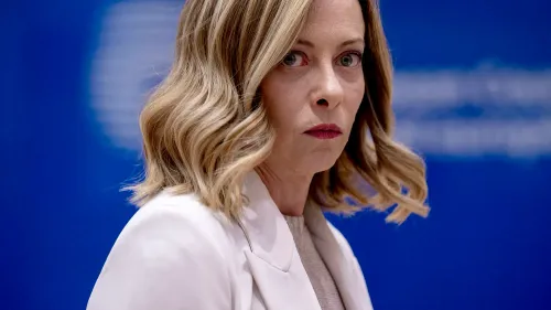 جيورجيا ميلوني، رئيسة الوزراء الإيطالية، تبدو بوجه جاد أثناء حديثها عن التحقيق في قضية ترحيل أمير حرب ليبي.