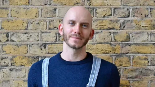 عالم الأحياء الإيطالي أليساندرو كواتي، الذي تم العثور على جثته في كولومبيا، يظهر مبتسمًا أمام جدار من الطوب.