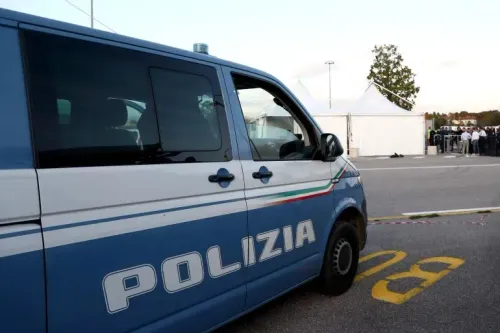 سيارة شرطة إيطالية تحمل شعار "POLIZIA" في موقع تسليم المشتبه به Xu Zewei، المتهم بالقرصنة على أبحاث لقاحات كوفيد-19.