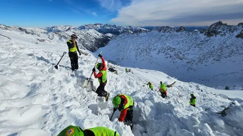 فرق الإنقاذ تعمل في جبال الألب الإيطالية، حيث يقومون بالبحث عن المتنزهين المفقودين في الثلوج العميقة.