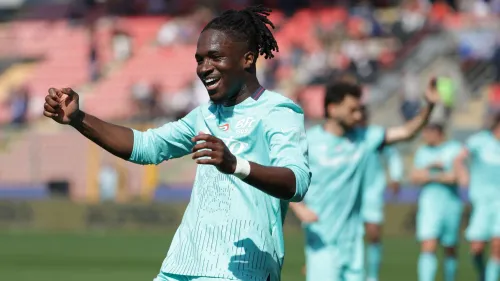 لاعب الجناح الإنجليزي Rowe يحتفل خلال مباراة مع ناديه السابق Bologna، مع التركيز على طموحه للانضمام إلى المنتخب الإنجليزي واللعب في Atalanta.