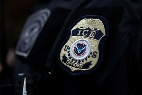 شعار وكالة إنفاذ قوانين الهجرة والجمارك (ICE) على زي ضابط، يرمز إلى جهود الوكالة في تجنيد ضباط جدد في إطار حملة التوظيف.