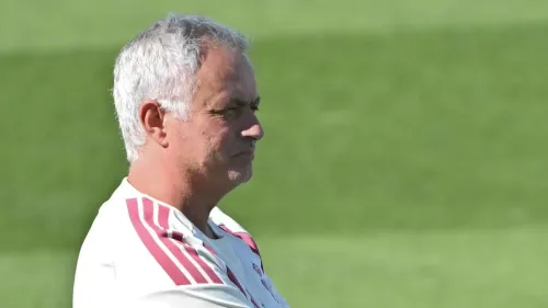 المدرب جوزيه مورينيو يركز أثناء تدريب ريال مدريد استعداداً لموسم جديد يعزز به خط وسط الفريق بضم رودري من مانشستر سيتي.