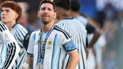 ليونيل ميسي يبكي بعد خسارة نهائي كأس العالم 2026 مع الأرجنتين، مرتدياً شارة القيادة وميدالية الوصافة.
