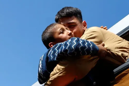 احتضان مؤثر بين رجل وطفل، يعكس مشاعر الفرح والأمل وسط الظروف الصعبة التي يواجهها الفلسطينيون.