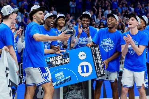فريق ديوك يحتفل بفوزهم في بطولة NCAA، معholding بطاقة التأهل لبطولة مارس مادنس 2026، وسط أجواء من الفرح والحماس.