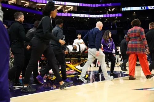 إصابة خطيرة للاعب جايلين ويلز، حيث يتم نقله على نقالة وسط اهتمام طبي خلال مباراة ممفيس جريزليز ضد شارلوت هورنتس.
