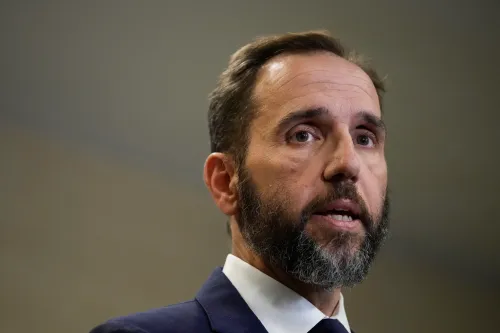 جاك سميث، المستشار الخاص السابق، يتحدث في مؤتمر صحفي حول تحقيقاته في سوء تعامل ترامب مع الوثائق السرية ومحاولات قلب انتخابات 2020.