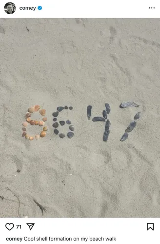 صورة تظهر تاريخ 04/17 مكتوب باستخدام أصداف وحصى على الرمال، مع تعليق يوضح أن التشكيل يخص نزهة على الشاطئ.